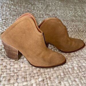 Chic Tan Ankle Boots